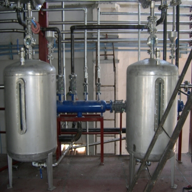 Decanters are the common name of the process equipment used for the separation of large/solid particles. It is used in many fields, and especially in the chemical fields. Decanters are used in the chemical reaction field