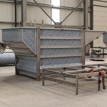 The fish dehydration tower is very important for fishermen. In the fishing boats, it saves a lot of time and energy in the process of transferring the fish from the boat to the truck.