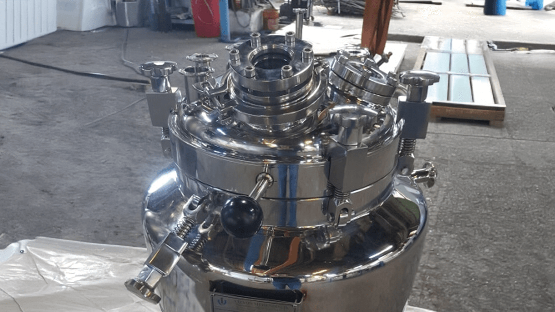 Pomade gel tanks are manufactured according to customer demands in sectors such as cosmetics, food, especially pharmaceuticals. Pomadegel is used as steam or resistance. Contact us for manufacturing of the pump gel tanks