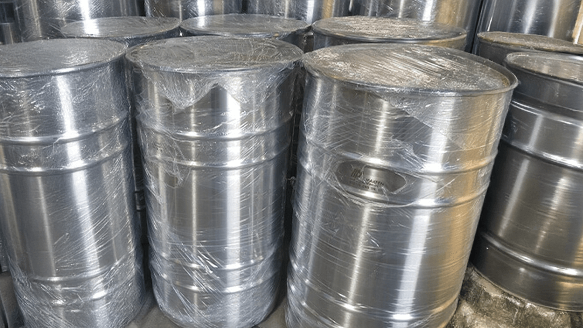 Stainless drums are made of AISI 304 SS and AISI 316 SS quality materials and are used in the pharmaceutical manufacturing industry. Depending on the customer, trolley drums can also be manufactured. 