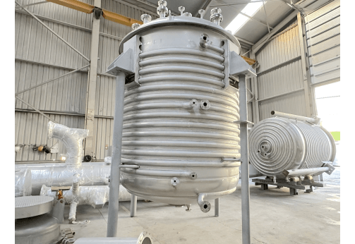 Paslanmaz çelik reaktörler, kimya, ilaç, gıda ve kozmetik gibi çeşitli sektörlerde yaygın olarak kullanılan endüstriyel ekipmanlardır.