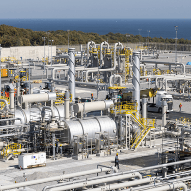 Kimya petrokimya tesislerinde birçok ürün üretilmektedir. Asfalt, mazot, benzin, fuel-oil, agz yağı, LPG bunlardan bazılarıdır. Kimya petrokimya tesisleri hakkında bilgi almak için tıklayın