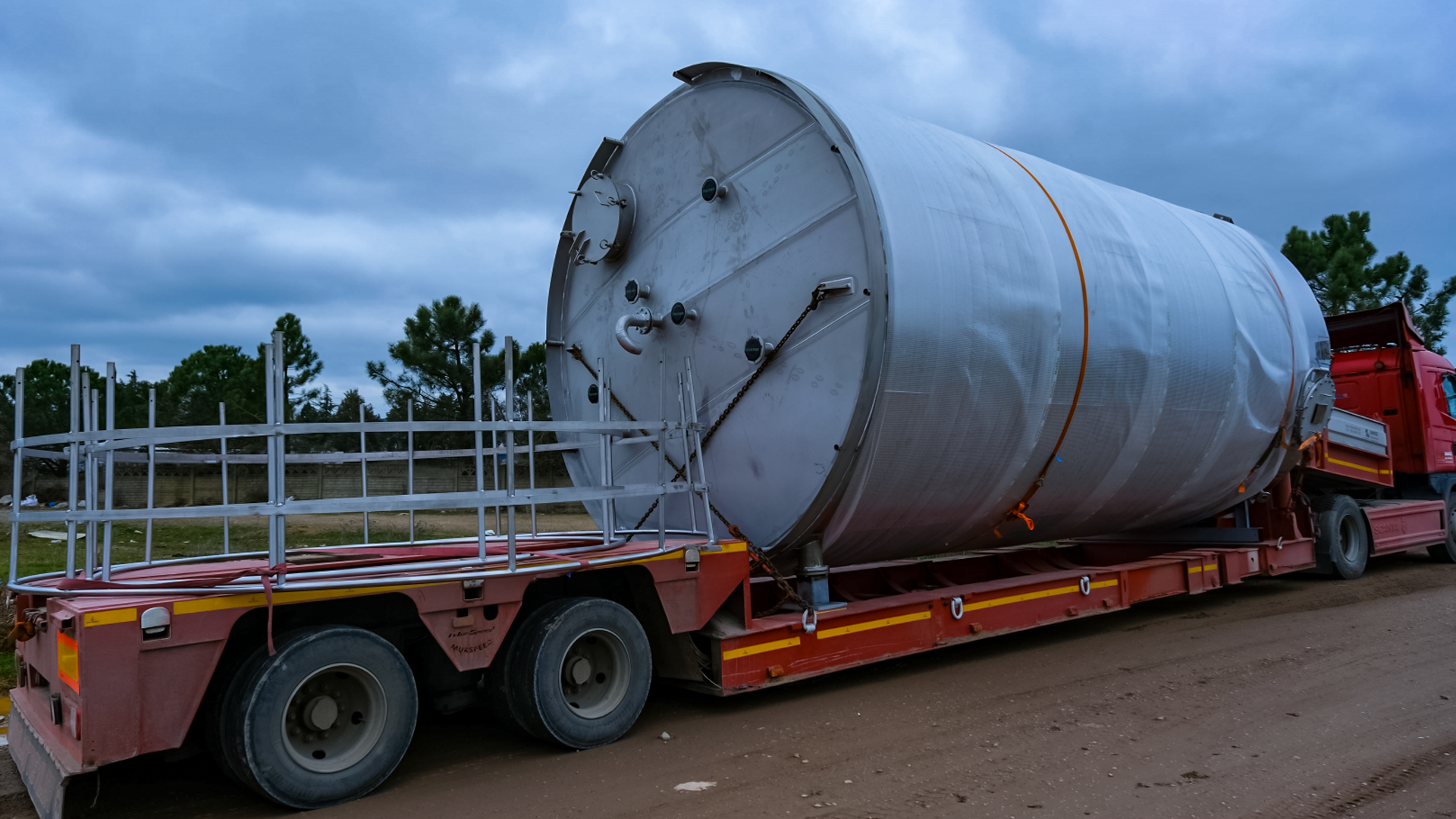 Depolama stok tankı imalatı, depolama, taşımı gibi faaliyetlerde kullanılması için her ebatta ve çelik-paslanmaz kalitede üretilmektedir. Depolama tankı