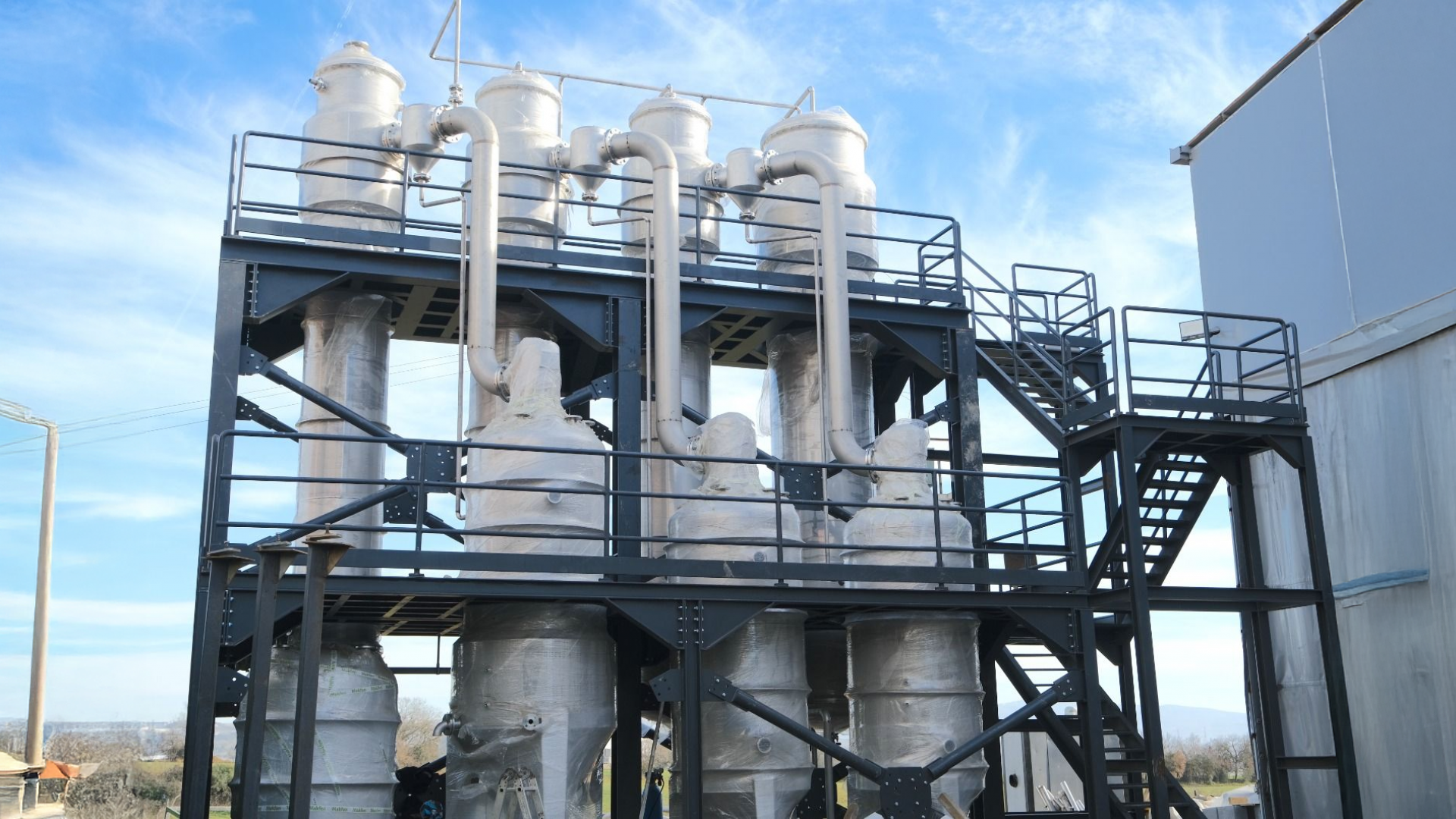 Evaporatör İmalatı direkt olarak temasa geçmeden ısı transferi yardımıyla ayrıştırma yapan ekipmanlara denmektedir.Evapratörler ısıtma ceketli bir gövdeden ve rotordan oluşmaktadır. Evaporatör buharlaştırıcı çeşitleri